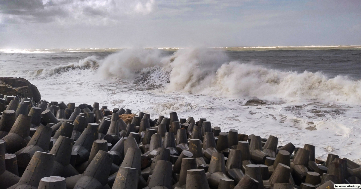 Mandvi witnesses rough sea conditions, strong winds under influence of cyclone Biparjoy
